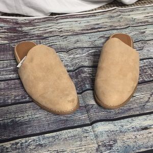 Women’s size 11 slide shoes. Beige colored